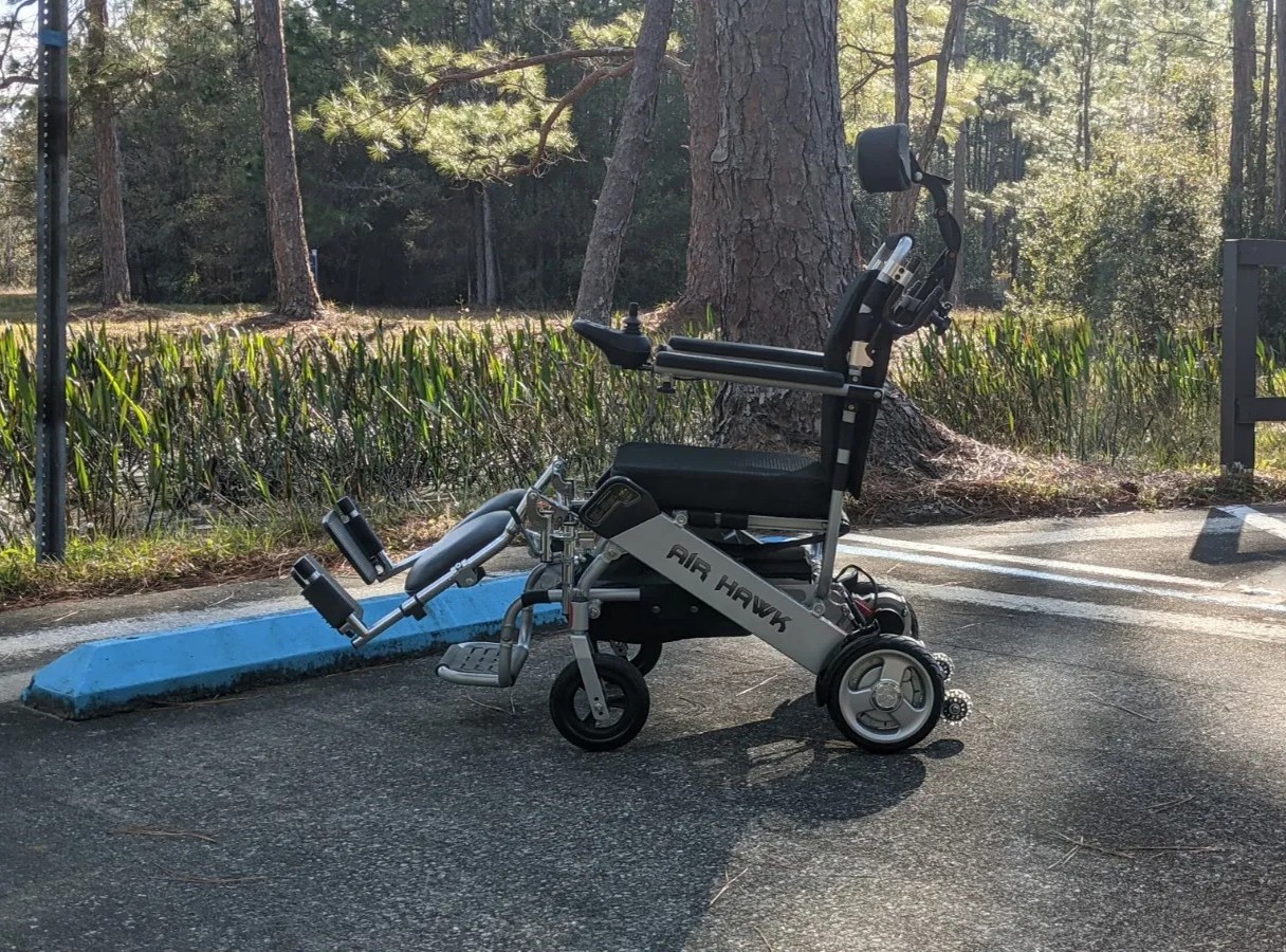 https://www.discovermymobility.com/store/powerwheelchairs/green-transporter/ez-ultra-lite/bkupimg/air-hawk-silver.jpg